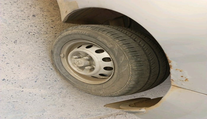 2017 Hyundai Eon ERA +, CNG, Manual, 1,92,546 km, tyre