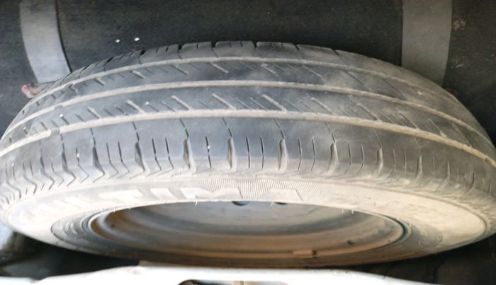 2017 Hyundai Eon ERA +, CNG, Manual, 1,92,546 km, tyre