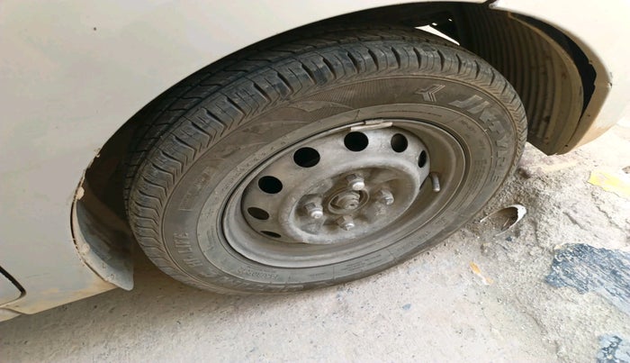 2017 Hyundai Eon ERA +, CNG, Manual, 1,92,546 km, tyre