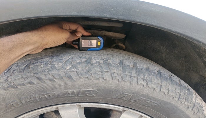 2017 Mahindra XUV500 W10 1.99, Diesel, Manual, 1,68,618 km, tyre