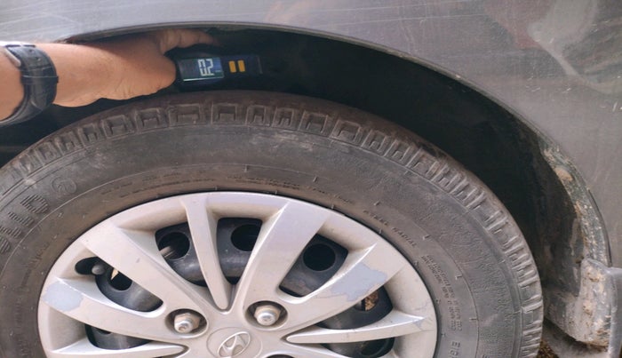 2015 Hyundai i10 SPORTZ 1.1, Petrol, Manual, 1,00,807 km, tyre