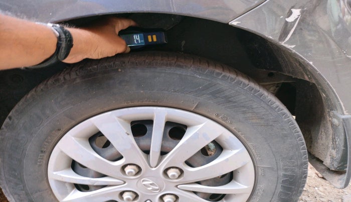 2015 Hyundai i10 SPORTZ 1.1, Petrol, Manual, 1,00,807 km, tyre