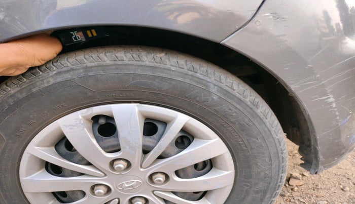 2015 Hyundai i10 SPORTZ 1.1, Petrol, Manual, 1,00,807 km, tyre