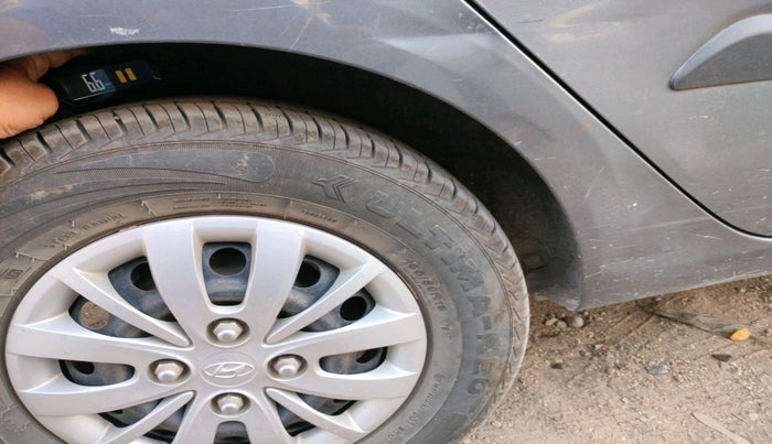 2015 Hyundai i10 SPORTZ 1.1, Petrol, Manual, 1,00,807 km, tyre