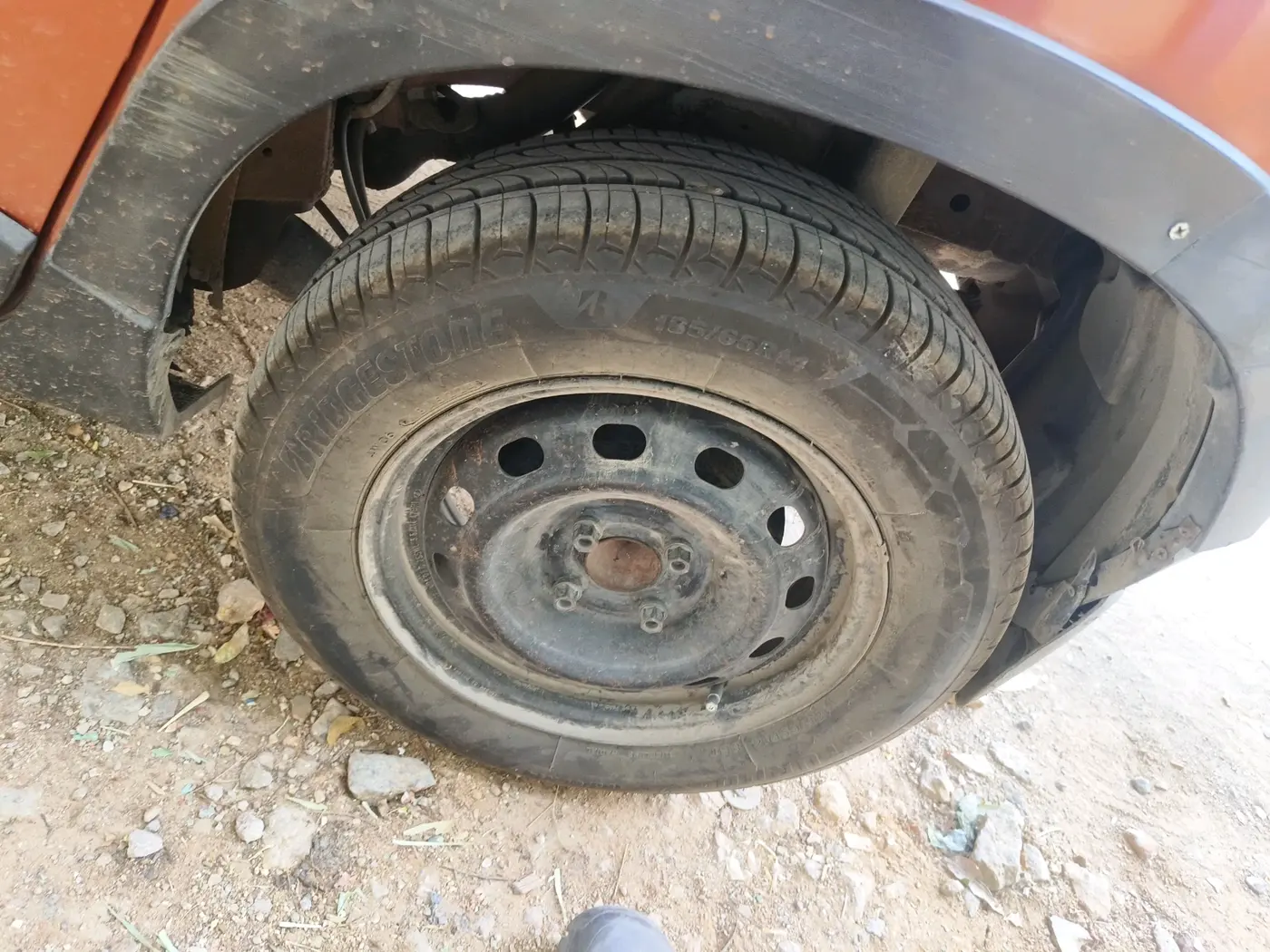 2016 Mahindra Kuv100 K6 D 5 STR, Diesel, Manual, 1,98,621 km, tyre