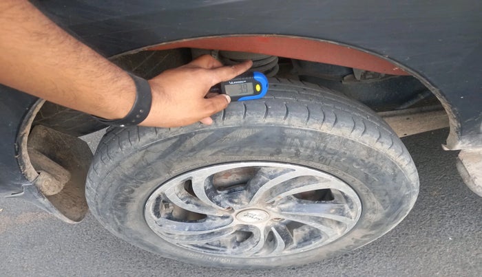 2015 Maruti Eeco 5 STR WITH A/C+HTR, CNG, Manual, 1,27,859 km, tyre