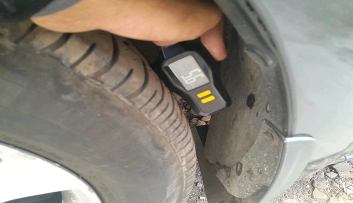 2017 Toyota Innova Crysta 2.4 GX 8 STR, Diesel, Manual, 2,99,048 km, tyre