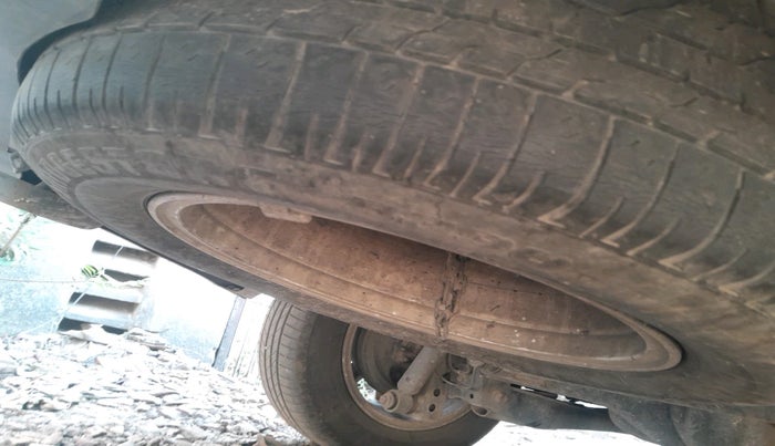 2017 Toyota Innova Crysta 2.4 GX 8 STR, Diesel, Manual, 2,99,048 km, tyre