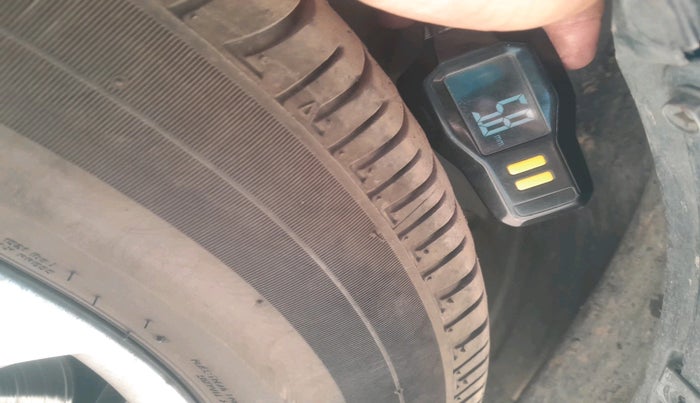 2017 Toyota Innova Crysta 2.4 GX 8 STR, Diesel, Manual, 2,99,048 km, tyre