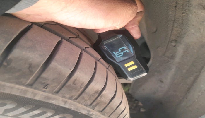 2017 Toyota Innova Crysta 2.4 GX 8 STR, Diesel, Manual, 2,99,048 km, tyre