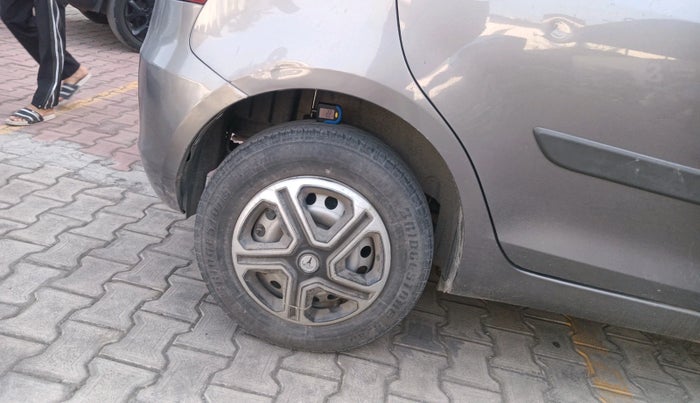 2016 Maruti Swift LXI (O), Petrol, Manual, 69,182 km, tyre