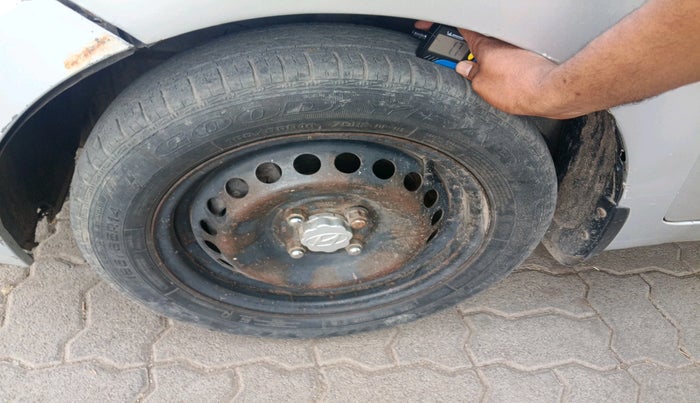 2016 Hyundai Xcent BASE 1.1, Diesel, Manual, 2,08,984 km, tyre