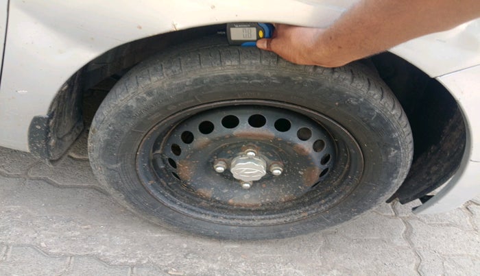 2016 Hyundai Xcent BASE 1.1, Diesel, Manual, 2,08,984 km, tyre