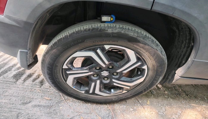 2022 Maruti BREZZA ZXI + SMART HYBRID DUAL TONE, Petrol, Manual, 45,677 km, tyre