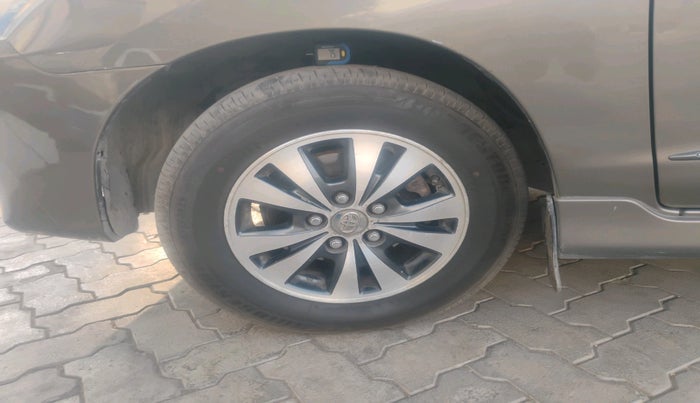 2015 Toyota Innova 2.5 ZX 7 STR, Diesel, Manual, 1,42,631 km, tyre