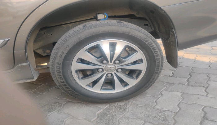 2015 Toyota Innova 2.5 ZX 7 STR, Diesel, Manual, 1,42,631 km, tyre