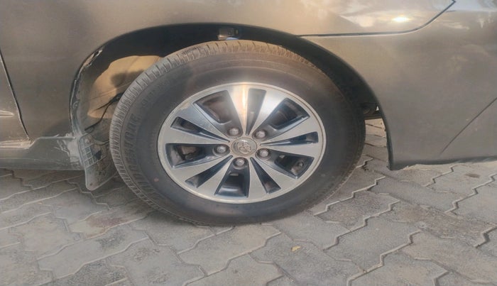 2015 Toyota Innova 2.5 ZX 7 STR, Diesel, Manual, 1,42,631 km, tyre