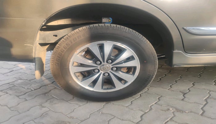 2015 Toyota Innova 2.5 ZX 7 STR, Diesel, Manual, 1,42,631 km, tyre