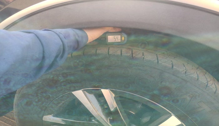 2022 Mahindra XUV700 AX 5 P AT 5 STR, Petrol, Automatic, 63,460 km, tyre