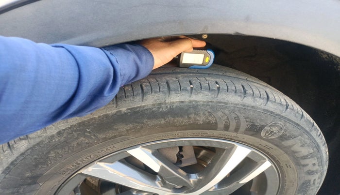 2022 Mahindra XUV700 AX 5 P AT 5 STR, Petrol, Automatic, 63,460 km, tyre