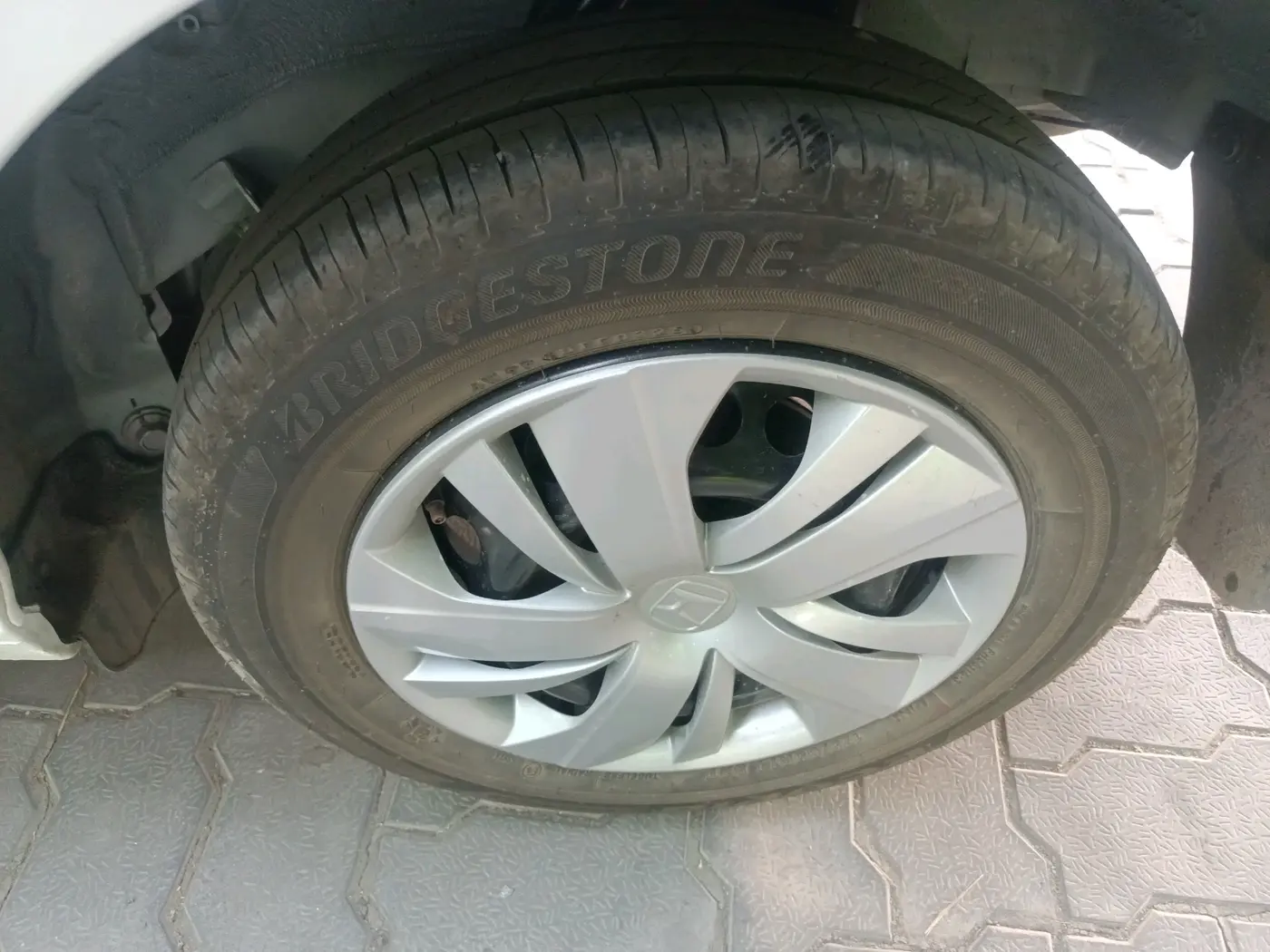 2025 Honda Amaze 1.2L I-VTEC S, Petrol, Manual, 1,499 km, tyre