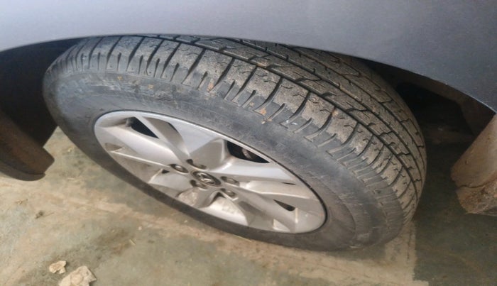 2016 Toyota Innova Crysta 2.8 GX AT 8 STR, Diesel, Automatic, 76,869 km, tyre