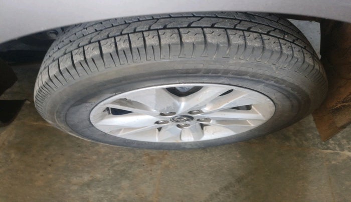 2016 Toyota Innova Crysta 2.8 GX AT 8 STR, Diesel, Automatic, 76,869 km, tyre