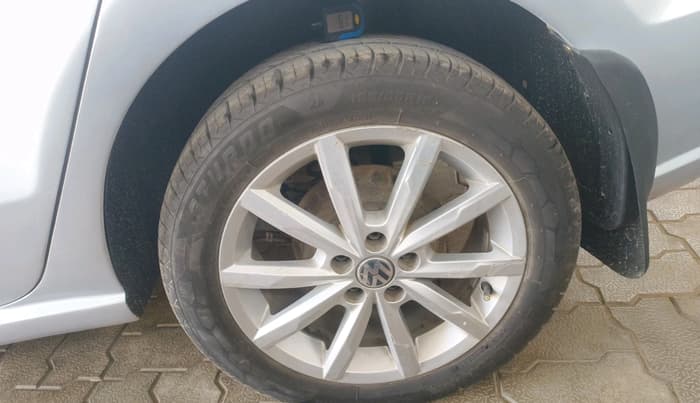 2017 Volkswagen Ameo HIGHLINE PLUS 1.5L AT 16 ALLOY, Diesel, Automatic, 1,74,548 km, tyre