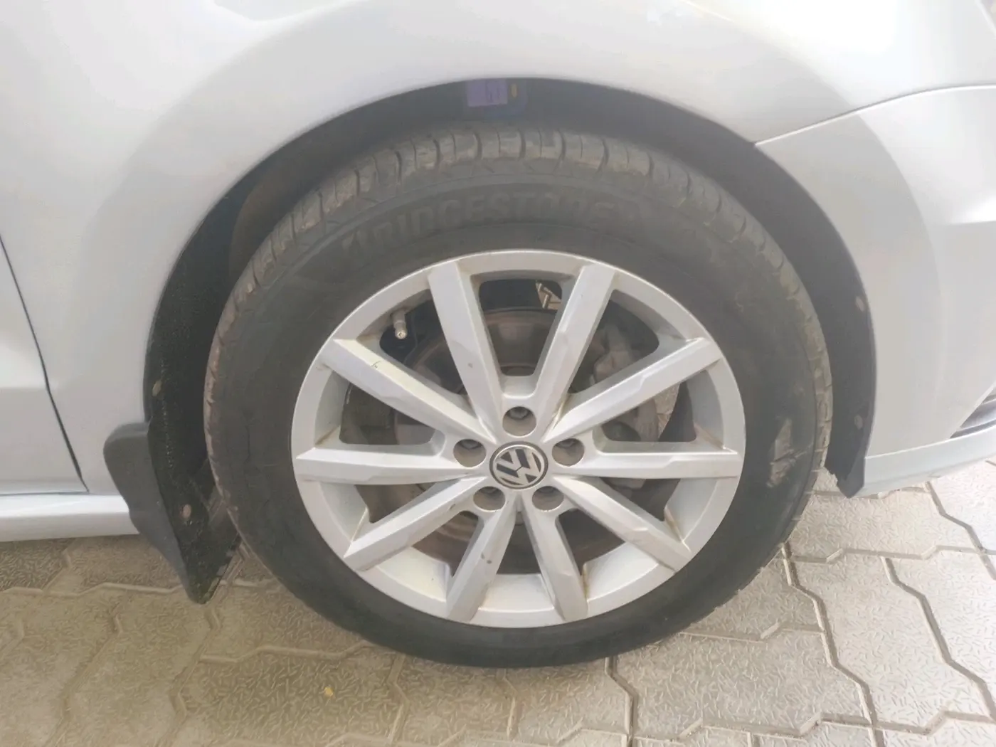 2017 Volkswagen Ameo HIGHLINE PLUS 1.5L AT 16 ALLOY, Diesel, Automatic, 1,74,548 km, tyre