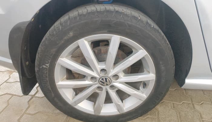2017 Volkswagen Ameo HIGHLINE PLUS 1.5L AT 16 ALLOY, Diesel, Automatic, 1,74,548 km, tyre