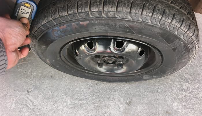 2012 Maruti Alto STD, Petrol, Manual, 1,30,425 km, tyre