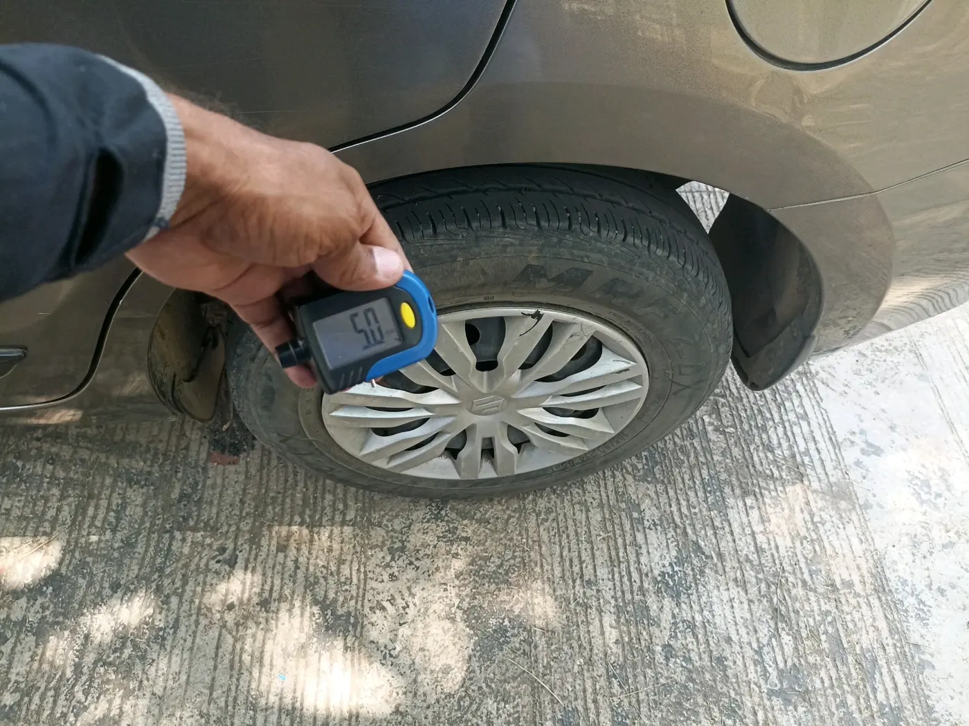2019 Maruti Dzire VXI, Petrol, Manual, 80,305 km, tyre