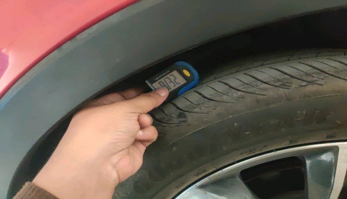 2021 Mahindra XUV300 W8 (O) 1.2 PETROL AMT DUAL TONE, Petrol, Automatic, 61,158 km, tyre