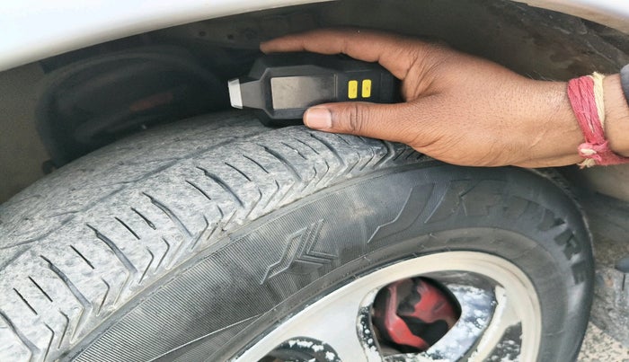 2014 Toyota Innova 2.5 GX 8 STR, Diesel, Manual, 1,56,432 km, tyre