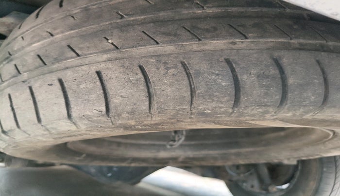 2014 Toyota Innova 2.5 GX 8 STR, Diesel, Manual, 1,56,432 km, tyre