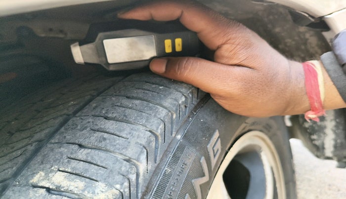 2014 Toyota Innova 2.5 GX 8 STR, Diesel, Manual, 1,56,432 km, tyre