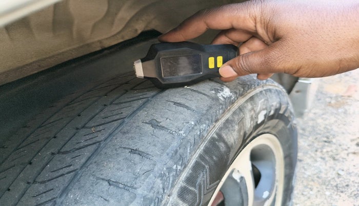 2014 Toyota Innova 2.5 GX 8 STR, Diesel, Manual, 1,56,432 km, tyre