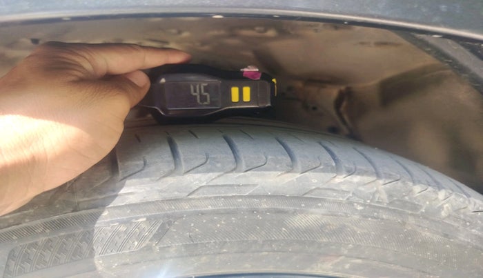 2021 Toyota Innova Crysta 2.7 ZX AT 7 STR, Petrol, Automatic, 39,936 km, tyre