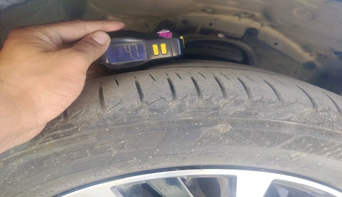 2021 Toyota Innova Crysta 2.7 ZX AT 7 STR, Petrol, Automatic, 39,936 km, tyre