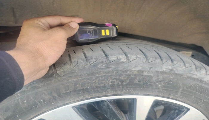 2021 Toyota Innova Crysta 2.7 ZX AT 7 STR, Petrol, Automatic, 39,936 km, tyre