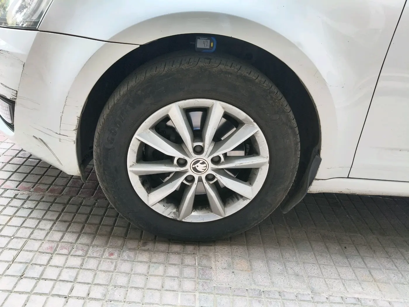 2016 Skoda Octavia STYLE PLUS AT 1.8 TSI, Petrol, Automatic, 1,02,117 km, tyre