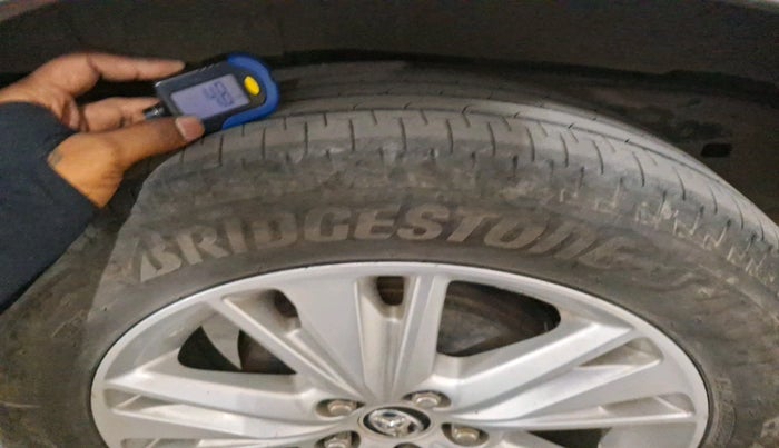 2019 Toyota Innova Crysta 2.8 ZX AT 7 STR, Diesel, Automatic, 1,02,161 km, tyre