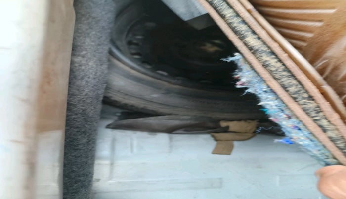 2013 Honda Brio V MT, Petrol, Manual, 61,530 km, tyre