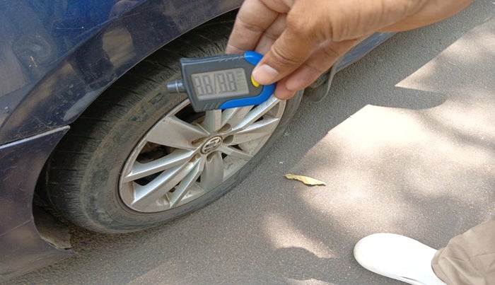 2015 Volkswagen Polo HIGHLINE1.5L, Diesel, Manual, 1,50,746 km, tyre