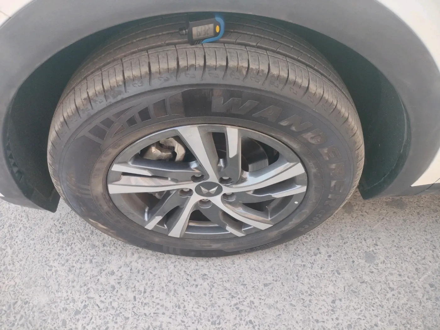 2023 Mahindra XUV700 MX P MT 5 STR, Petrol, Manual, 5,201 km, tyre