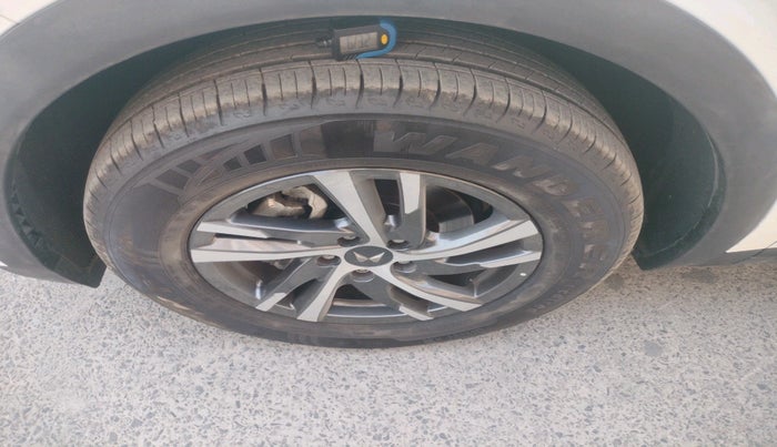 2023 Mahindra XUV700 MX P MT 5 STR, Petrol, Manual, 5,201 km, tyre