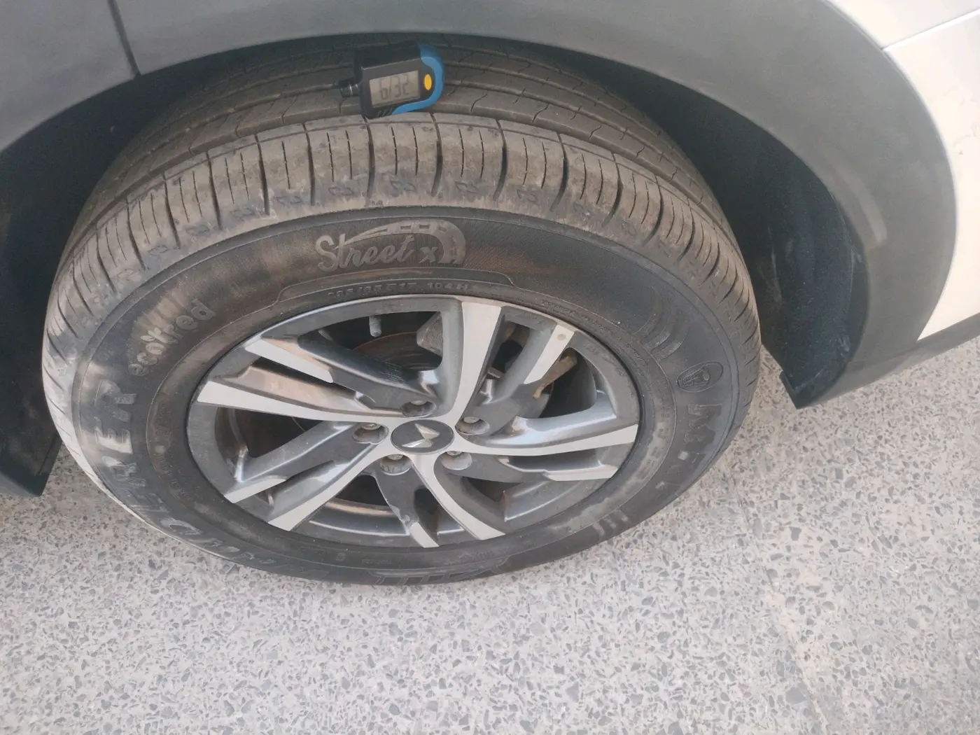2023 Mahindra XUV700 MX P MT 5 STR, Petrol, Manual, 5,201 km, tyre