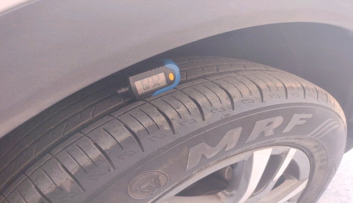 2023 Mahindra XUV700 MX P MT 5 STR, Petrol, Manual, 5,201 km, tyre