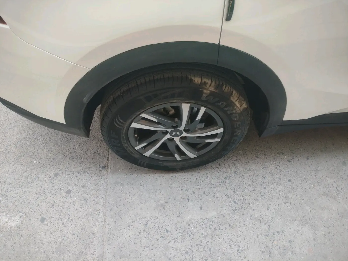 2023 Mahindra XUV700 MX P MT 5 STR, Petrol, Manual, 5,201 km, tyre