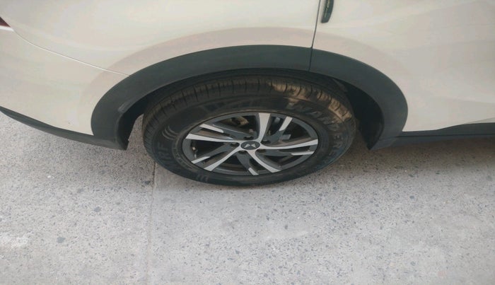 2023 Mahindra XUV700 MX P MT 5 STR, Petrol, Manual, 5,201 km, tyre